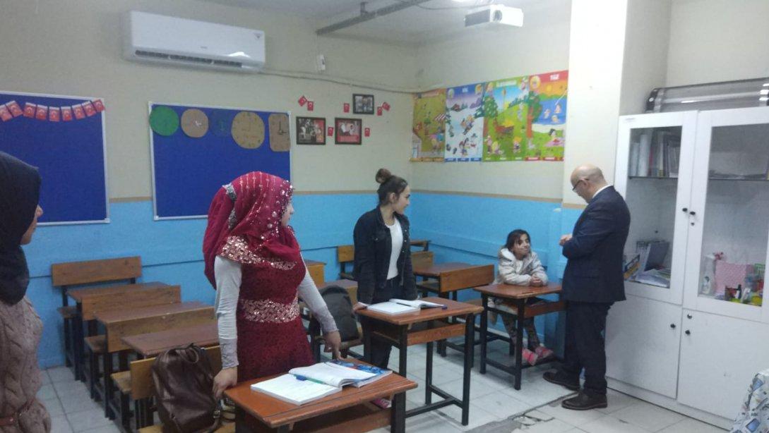 HEP kapsamında Foça Halk Eğitimi tarafından verilen Türkçe Eğitimi kursunu Foça İlçe Milli Eğitim Müdürü Yüksel AKAR ziyaret etmiştir.
