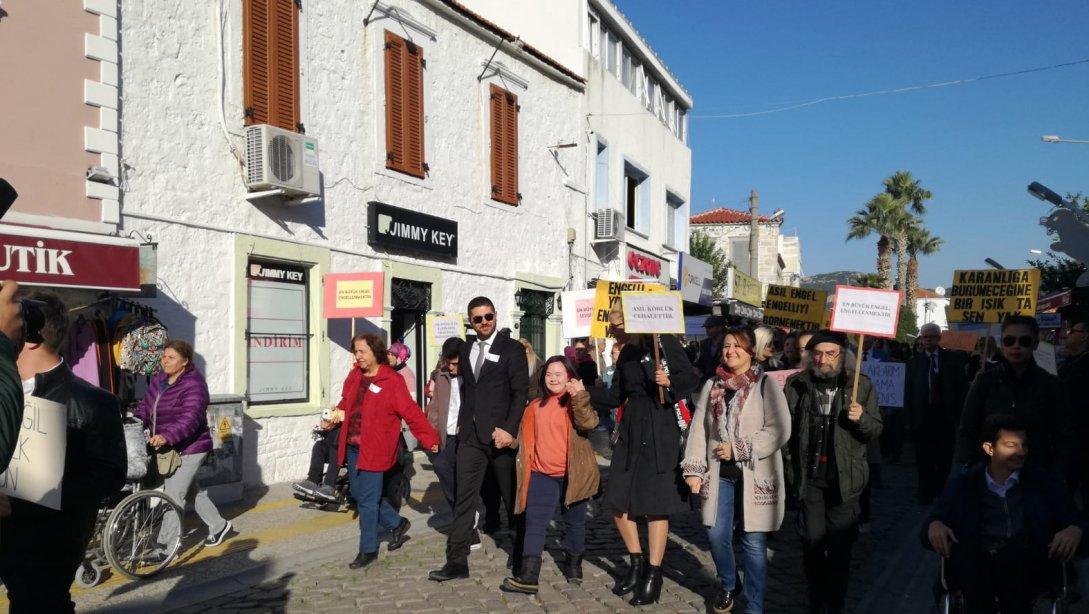 3 Aralık Dünya Engelliler Günü Kapsamında Foça Belediye'si Farkındalık Yürüyüşü Düzenledi.