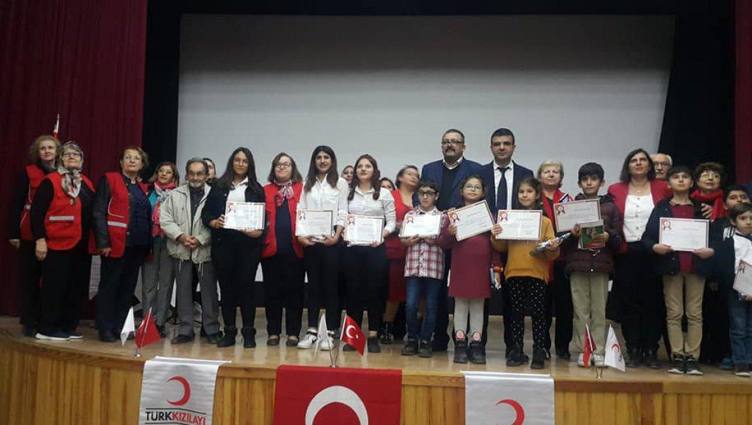 Foça Kızılay Şubesinin düzenlemiş olduğu resim, şiir, kompozisyon yarışmaları ödül töreni Reha Midilli Kültür merkezinde gerçekleştirildi.