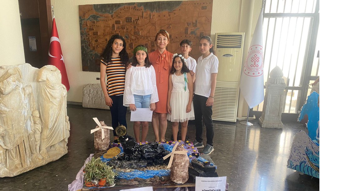 Yenifoça Reha Midilli Ortaokulu, Kültür Doğa ve Çevre Projesi kapsamında atıklardan tasarlanan Foça'yı anlatan eseri İzmir Arkeoloji Müzesi'nde 