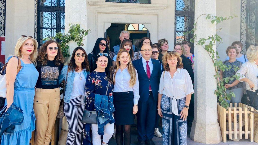 Erasmus projesi kapsamında Foça'ya gelen misafirlerimiz İlçe Milli Eğitim Müdürümüz Sayın Yüksel Akar'ı ziyaret etti.