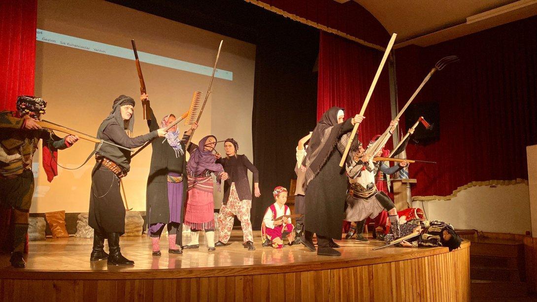 Foça'da öğretmen ve öğrencilerden oluşan 'Yeryüzü Sahnesi Tiyatro Topluluğu', 'Anadolu Kadınları' isimli oyunu sahnelemeye başladı.