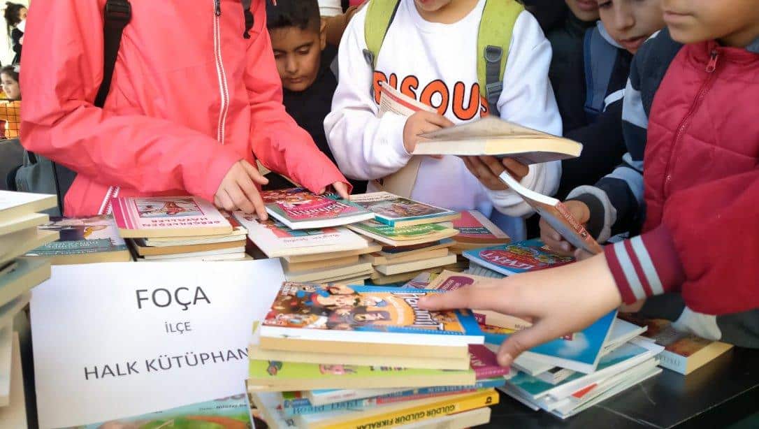 Foça Halk Kütüphanesi, deprem bölgelerinden gelen misafir öğrencilerimize kitap hediye etti.