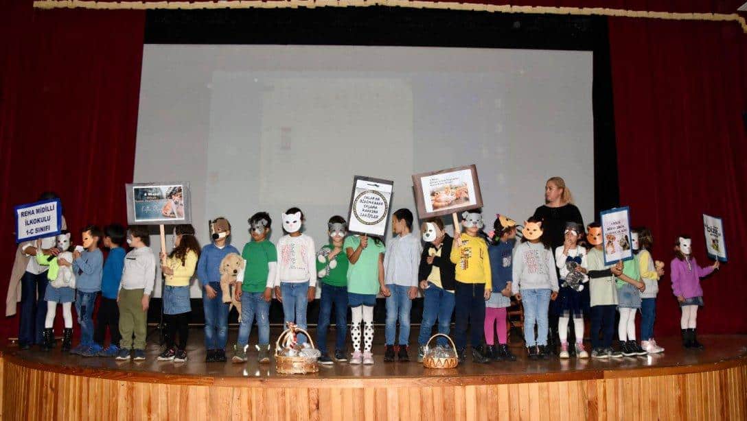 4 Nisan Dünya Sokak Hayvanları Günü dolayısıyla Foça'da etkinlikler düzenlendi.